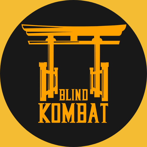 Logo do canal Blind Kombat dentro de um círculo preto. A logo é em amarelo escuro. Há um pórtico em estilo japonês e na base dele, centralizada, a palavra Blind. A palavra Kombat toma toda a base do pórtico. Ambas estão em caixa alta, também em amarelo escuro e a fonte é reta e serifada. 
